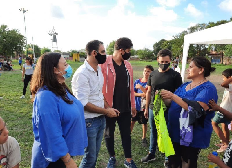 El Gato Sessa y su hermano, Marcos Sessa, asistieron junto con la presidenta del Concejo Deliberante, Ileana Cid y Agustín Scotti, a un evento organizado en el Club Eden Fútbol Femenino.