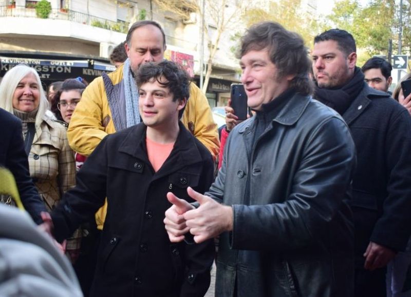 Lucas Gazzotti, del Partido Libertario (PL) junto al presidente Javier Milei.
