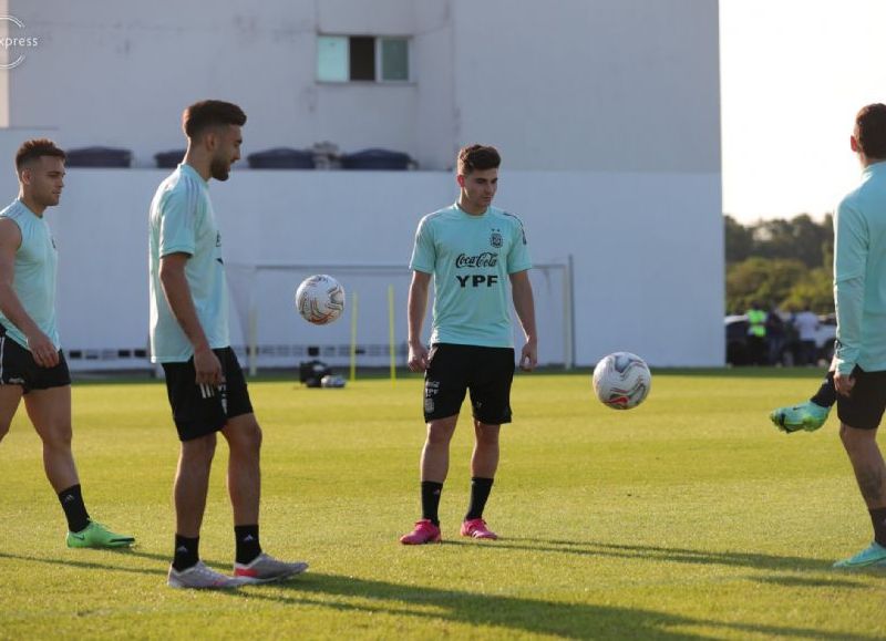 El técnico, Lionel Scaloni, tiene algunas dudas en el once titular.