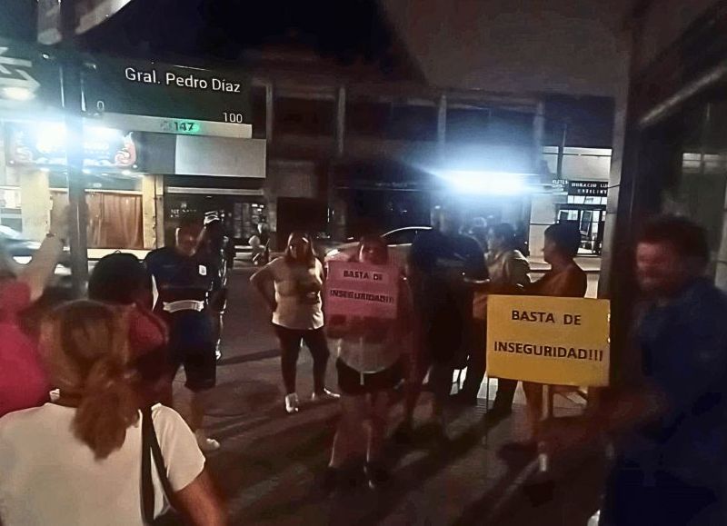 Semanas atrás, vecinos de distintos barrios de Hurlingham se manifestaron en un cacerolazo masivo contra la inseguridad en el distrito en manos de Selci.