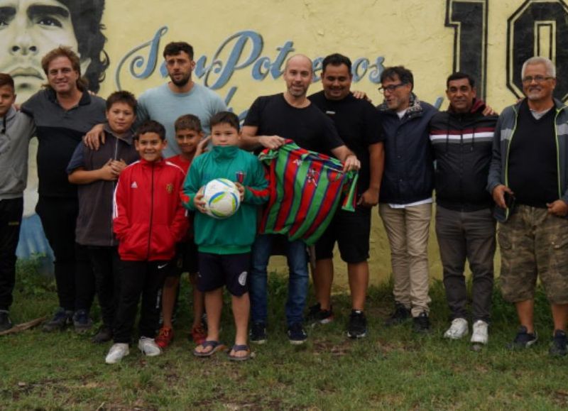 Las autoridades visitaron el Centro Comunitario Padre Mugica y Lucía Cullen, y el Club Pericón de Merlo, donde entregaron colchonetas, pelotas y elementos deportivos como escalera, tortuga, conos, entre otros.