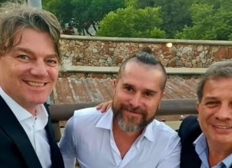 El dirigente libertario de Tigre, José De los Ríos, en el medio.