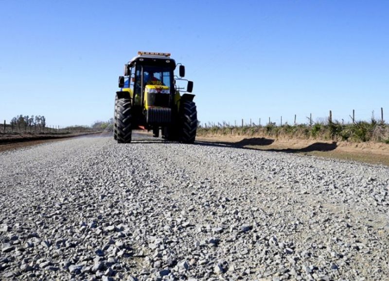 La Dirección de Vialidad de la Provincia de Buenos Aires, dependiente del Ministerio de Infraestructura y Servicios Públicos, avanza con la mejora de Caminos Rurales en el interior del territorio bonaerense.