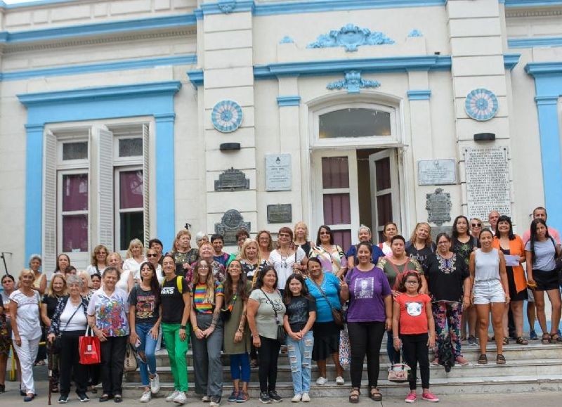 La Municipalidad de General Rodríguez notificó a la comunidad que "un grupo de mujeres rodriguenses visitaron el Complejo Museográfico Provincial Enrique Udaondo en el marco de sus cien años".