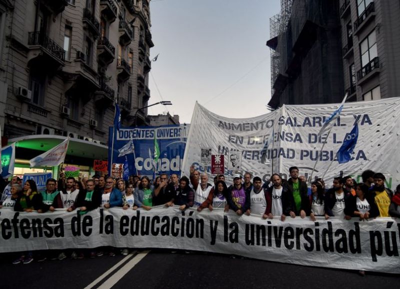 Estudiantes, docentes, políticos, sindicalistas, dirigentes sociales y ciudadanos de a pie se movilizan contra los recortes del Gobierno de Javier Milei.
