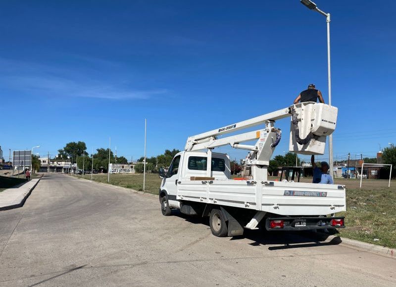 La Municipalidad continúa con la instalación de las nuevas luminarias LED que llevamos a cabo a través de la Dirección de electromecánica e iluminación en el Hospital Caporaletti, ubicado sobre la avenida Croacia.