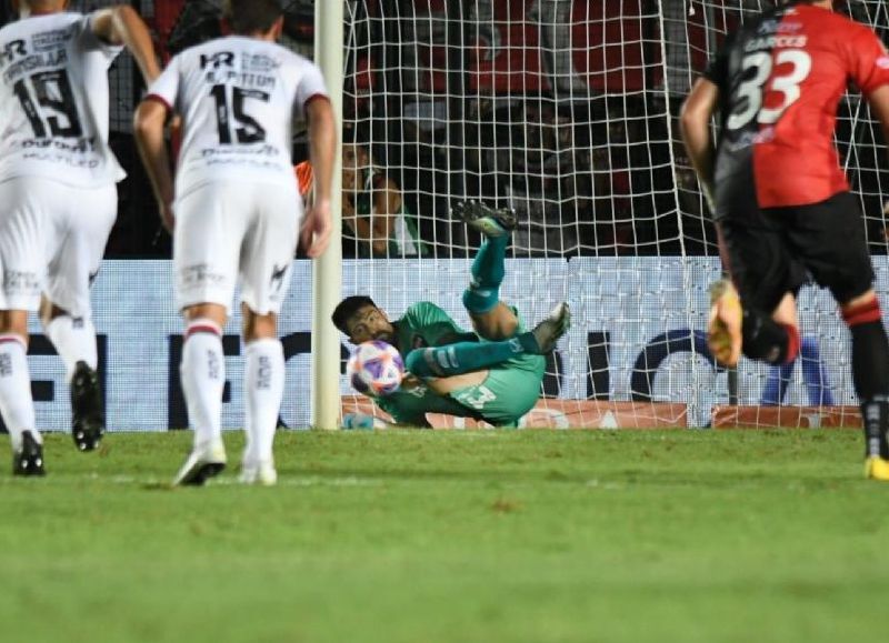 El equipo de Heinze sigue sin mostrar un juego aceitado y exhibe sus falencias de visitante. Ibañez marcó en la primera etapa, de cabeza, para el "Sabalero". Lo igualó a los 70' el paraguayo Recalde.