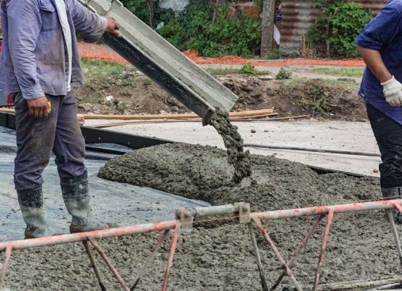 Estos trabajos se llevan a cabo para mejorar el tráfico vehicular y peatonal en la zona y para evitar inundaciones en la calle por fuertes lluvias.