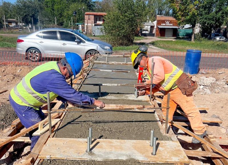 La obra se basa en el "llenado de las bases para la construcción de las columnas del Puente del Cruce Las Latas".