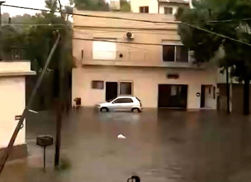 El cuerpo del hombre fue encontrado flotando en las calles La Habana y Coronel Luna, en Valentín Alsina.