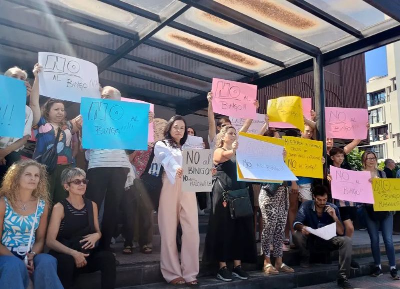 Vecinos en contra del bingo.