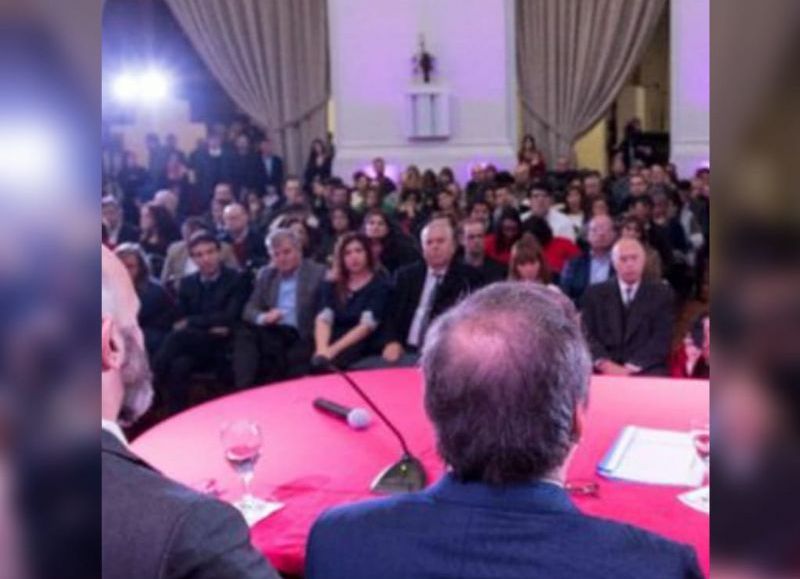 Foto del año 2017 con el ex senador bonaerense de espaldas, mientras de frente tiene a la hija del presidente de Casación, el juez Carlos Natiello y Mariano Magaz.