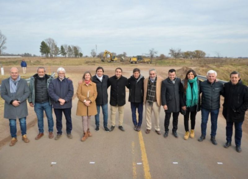 El gobernador de la provincia de Buenos Aires, Axel Kicillof, encabezó esta mañana en Daireaux el acto de puesta en marcha de las obras de pavimentación de 47,4 kilómetros que completarán la Ruta del Cereal.