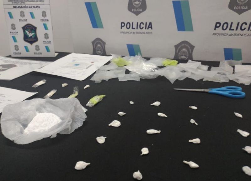 La Policía decomisó 27 envoltorios de cocaína, un total de 102 gramos, dinero en efectivo, recortes de nylon, elementos con vestigios de cocaína, tijeras y dos celulares.