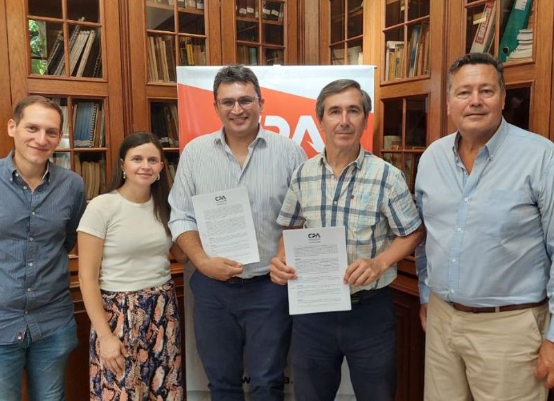 El intendente de Lezama, Arnaldo Harispe, firmó el convenio junto al presidente del organismo profesional.