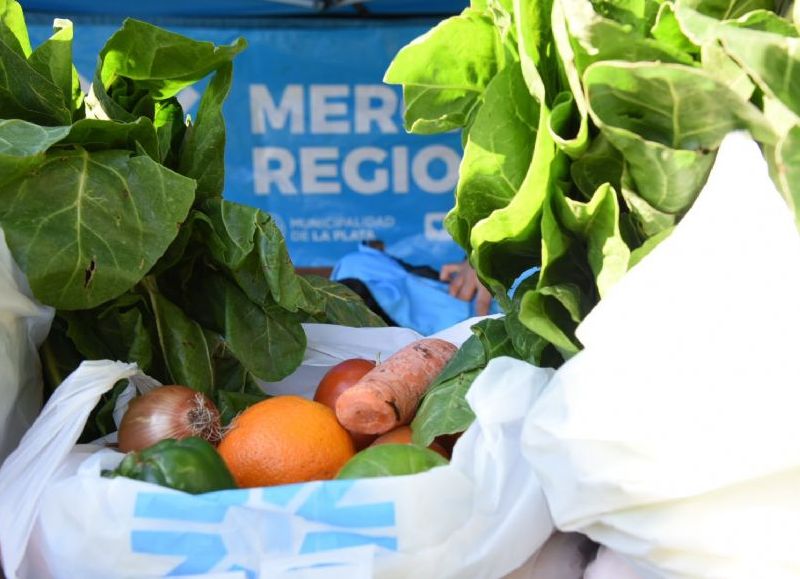 Según se informó, el Mercado Regional La Plata ubicada en Avenida 520 entre 115 y 116 junto a los puesteros de frutas y verduras avanzaron con un nuevo acuerdo que permitirá nuevas reducciones en los costos y extender los precios accesibles.