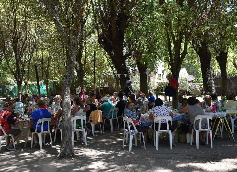 El intendente de Berisso, Fabián Cagliardi, visitó la Colonia de Vacaciones para Adultos Mayores organizada por el Consejo Municipal de la Tercera Edad.