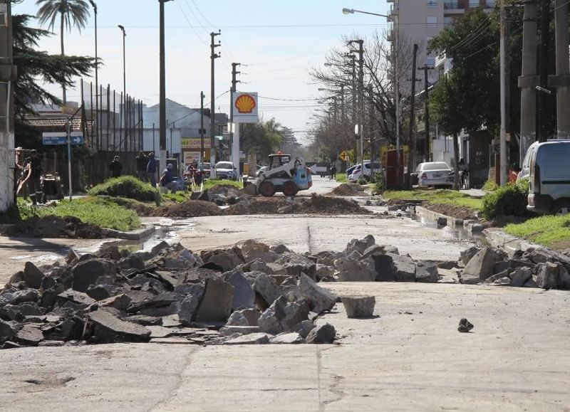 La Municipalidad de San Miguel informó que continúan las obras de repavimentación España entre Sarmiento y Presidente Perón.