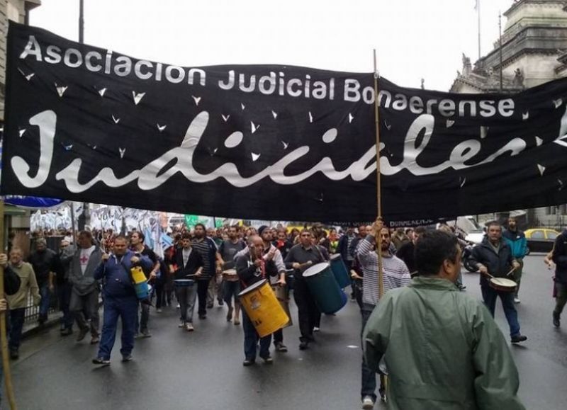 La Asociación Judicial Bonaerense (AJB) anunció un paro de 24 horas para este viernes que incluirá “desconexión y acciones locales en las departamentales de la provincia”.