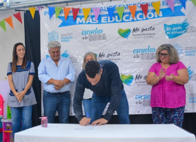 El intendente Mauro García firmó el acta de inicio de obra para la creación de la Escuela Primaria del barrio El Casco, un sueño muy esperado por los vecinos y vecinas.
