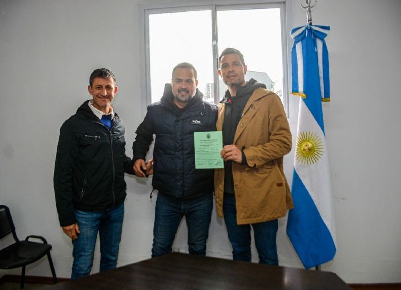 El intendente Mauro García hizo entrega de dos nuevas habilitaciones para industrias locales.