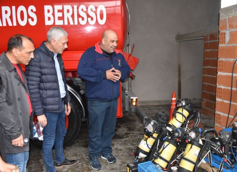 El intendente Fabián Cagliardi visitó y recorrió la Sociedad de Bomberos Voluntarios de Berisso al cumplirse el 99 aniversario de la fundación de la sede, creada el 25 de abril de 1924.
