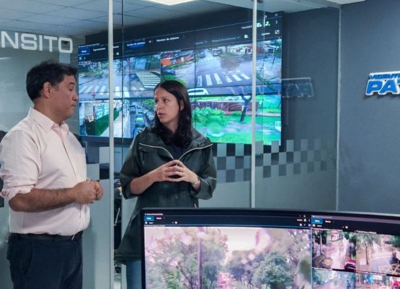 Soledad Martínez, intendenta de la localidad, mostró cómo funciona la nueva tecnología desde el Centro de Monitoreo del partido.
