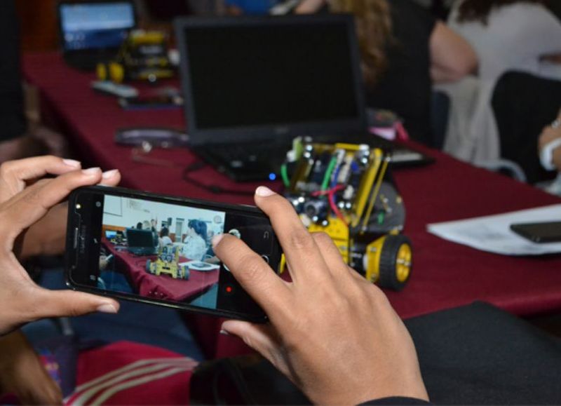 La Municipalidad recalcó que "van a aprender los conceptos básicos de la robótica para que puedas implementarlo en el aula: ¿Qué es Arduino?, Como programar y ejecutar mBlock".