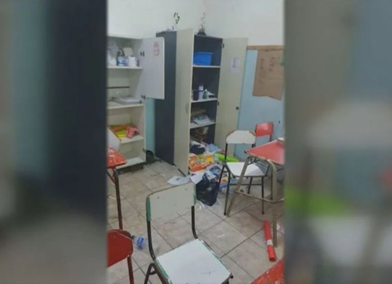 “Llegamos el lunes y nos encontramos que la escuela que estaba cerrada”, señaló una madre, que se enteró del robo cuando llevó a su hijo a clases.