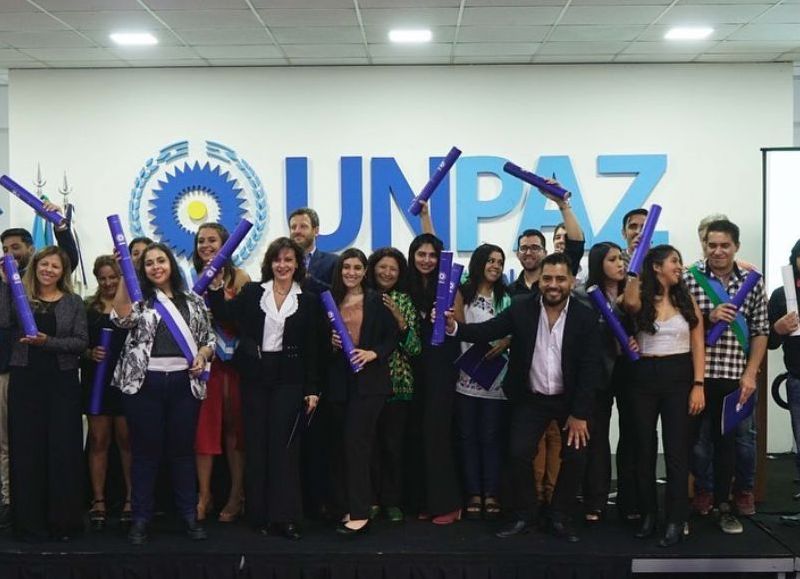 Se realizó la graduación de más de 70 personas que recibieron sus titulos universitarios en la UNPAZ.