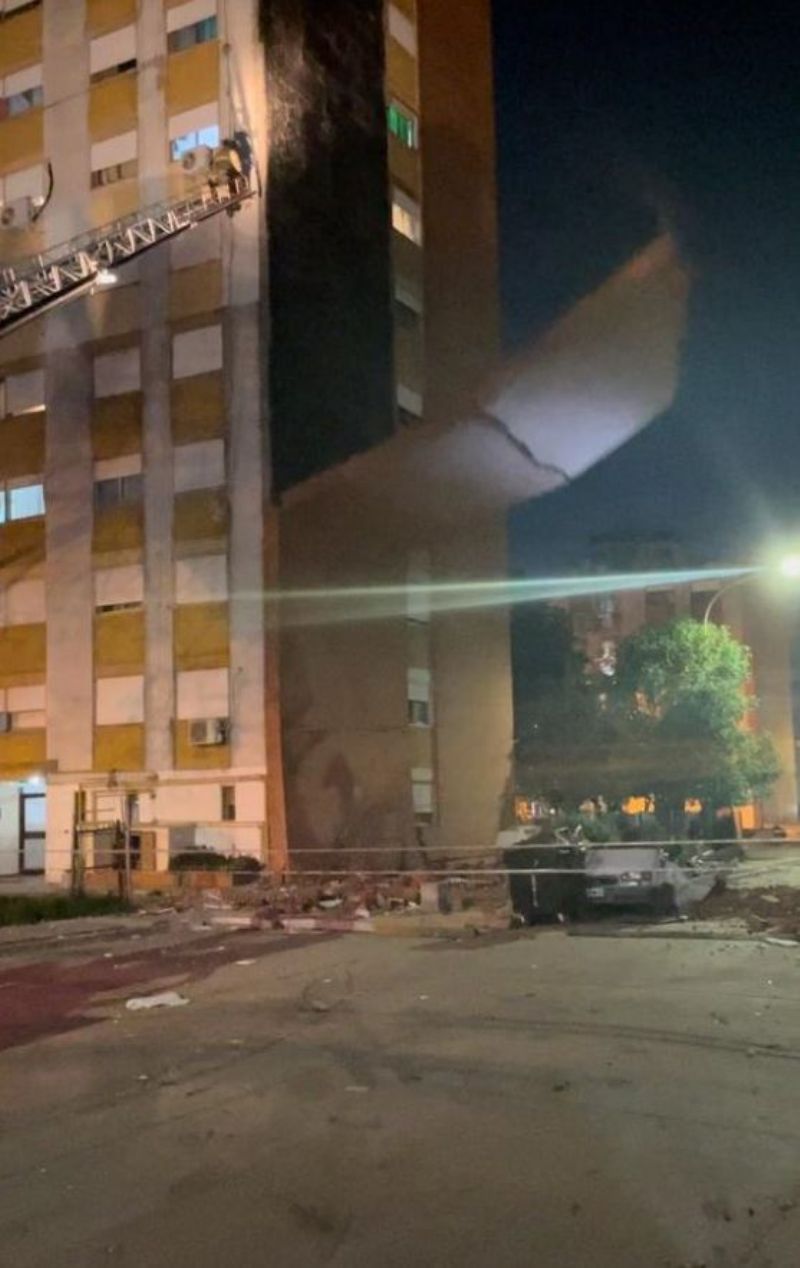La mampostería del edificio de la torre 10 se desplomó y aplastó dos autos