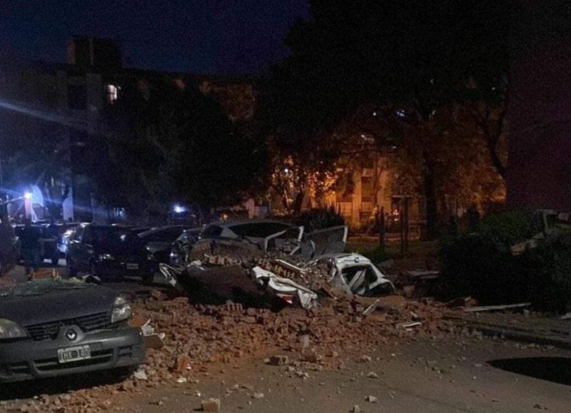 Autos de los vecinos del edificio quedaron bajos los escombros