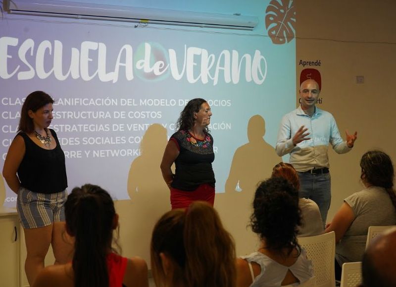 El secretario general de Escobar, Beto RamilLa, participó de la clase inaugural realizada en el Punto Digital del Centro de Educación Integral y de Oficios Paulo Freire.