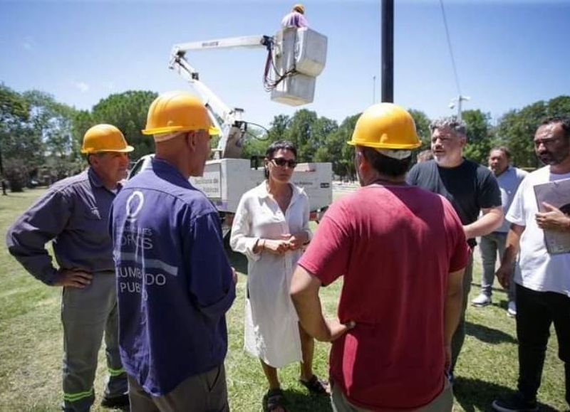 “Mejoramos los distintos barrios de la ciudad con trabajos de desobstrucción de desagües, desmalezamiento, arreglos del alumbrado público y la puesta en valor de los espacios verdes de la zona”, sostuvo la jefa comunal Mayra Mendoza.