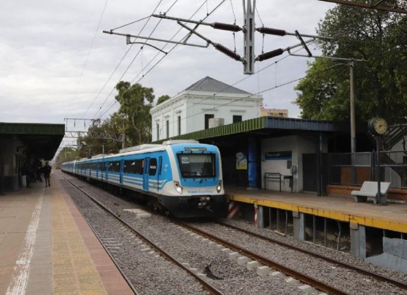 El mandatario local, Fernando Gray, denunció que la desregulación de los precios “aumenta el costo de los boletos de colectivos en un 251 por ciento y de trenes del 169 al 247 por ciento, según la línea”.