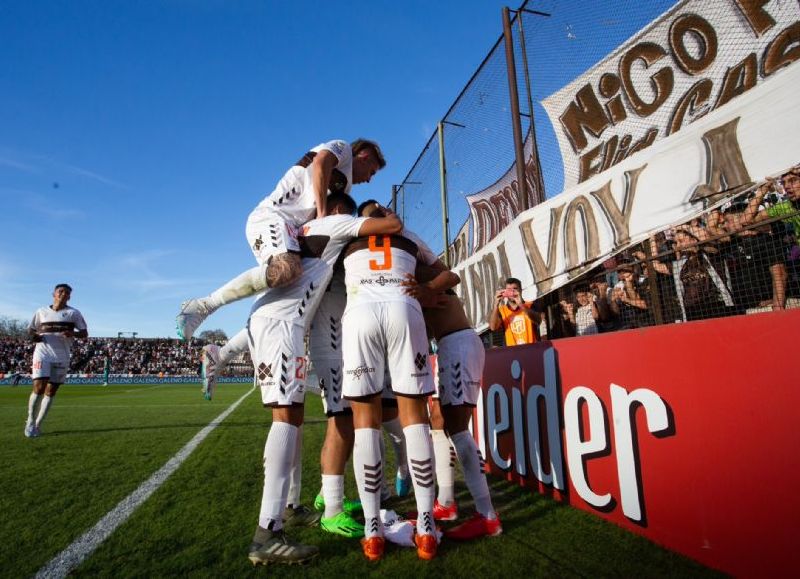 Con goles de Valdivia, Martínez y Servetto -de penal-, el Calamar de Martín Palermo se impuso con autoridad ante una Academia que no tuvo respuestas en los 90 minutos.