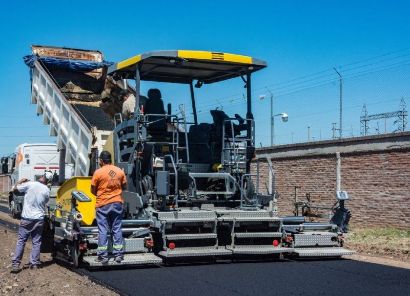 "A través de la Secretaría de Obras y Servicios realizamos la pavimentación asfáltica de la calle Buenos Aires del barrio Vucetich", aseguró la comuna.