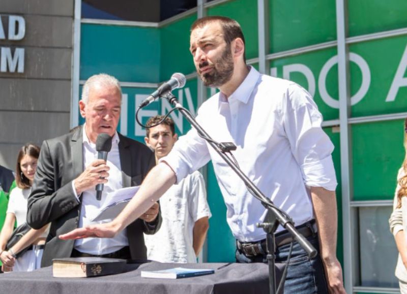 Damián Selci en la jura como intendente de Hurlingham.