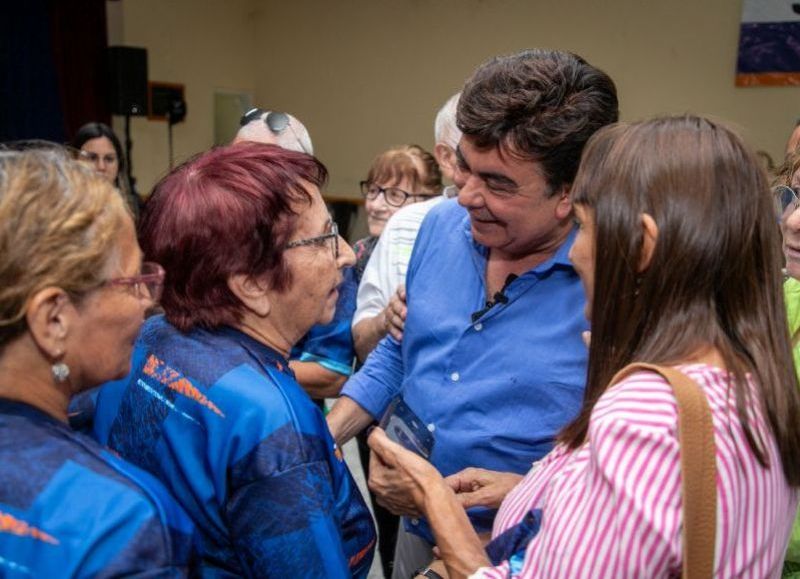 “En estos momentos tan difíciles y complejos que estamos viviendo en Argentina, nosotros acompañamos mucho más de cerca a nuestros adultos mayores”, afirmó el mandatario local Fernando Espinoza.