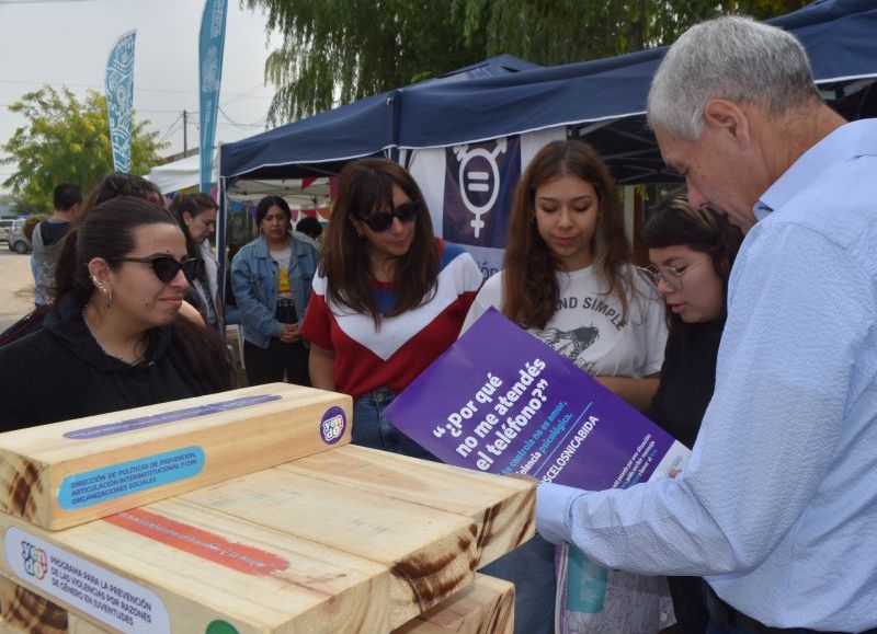 El intendente Fabián Cagliardi recorrió, la primera jornada de la propuesta "Organizar Comunidad" que se desarrolló en 173 Norte entre 31 y 32, barrio Banco Provincia.