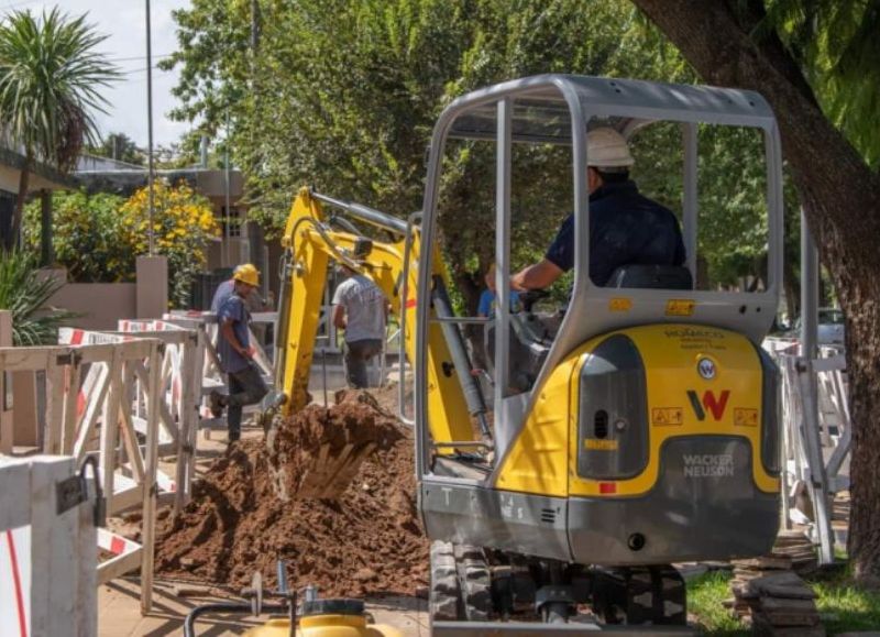 El Ministerio de Infraestructura y Servicios Públicos de la Provincia de Buenos Aires, a través de la Subsecretaría de Recursos Hídricos, comenzó la obra “Ampliación Red de Distribución de Agua Potable”.