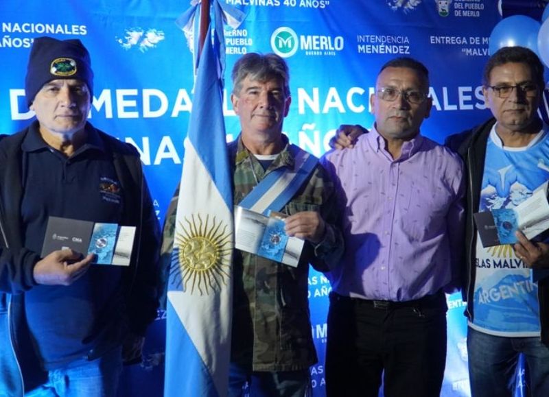 La víspera al 2 de abril, reunió a Gustavo Menéndez, funcionarios municipales, veteranos y vecinos de Merlo en la Plaza ubicada en Moreno y Colón con el fin conmemorar el inicio de la Gesta de Malvinas.