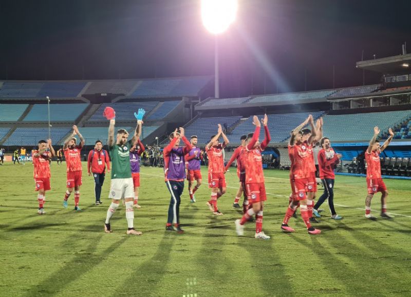 El Bicho estuvo al frente en dos oportunidades, pero igualó por 2-2 frente al conjunto uruguayo, por la tercera fecha del Grupo E. El equipo de Milito sigue siendo líder de su zona.