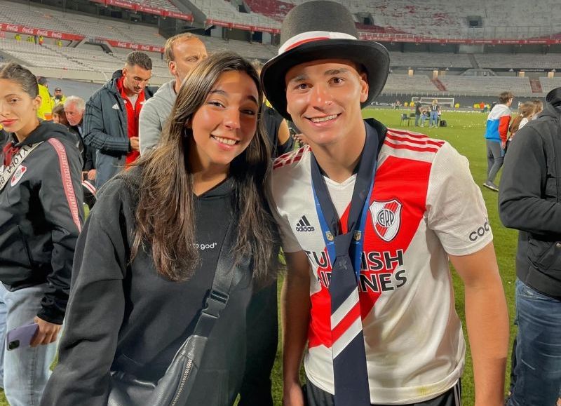 La influencer Luciana Milessi y la futbolista de la Selección Argentina, Julián Álvarez.