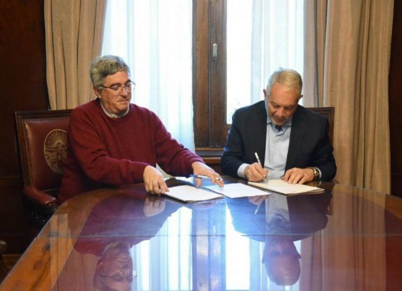 El ministro de Desarrollo Agrario, Javier Rodríguez, firmó el acuerdo con el intendente de la capital provincial, Julio Alak.