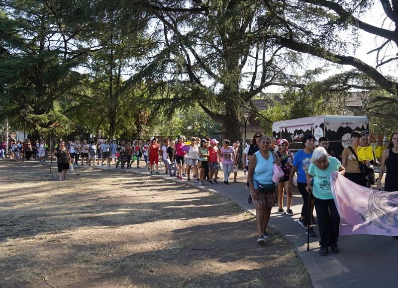 Este evento tuvo como objetivo reunir a las mujeres merlenses, que trabajan y asisten a los centros de atención, además de reflexionar en conjunto sobre su rol social y sus demandas.