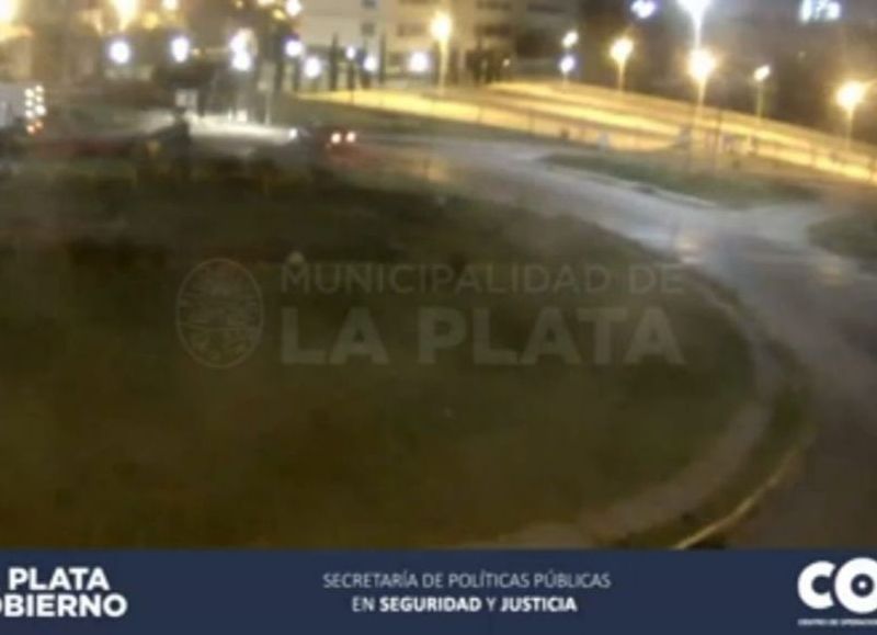 Sucedió durante la madrugada de este sábado. Todo quedó registrado en las cámaras de seguridad.