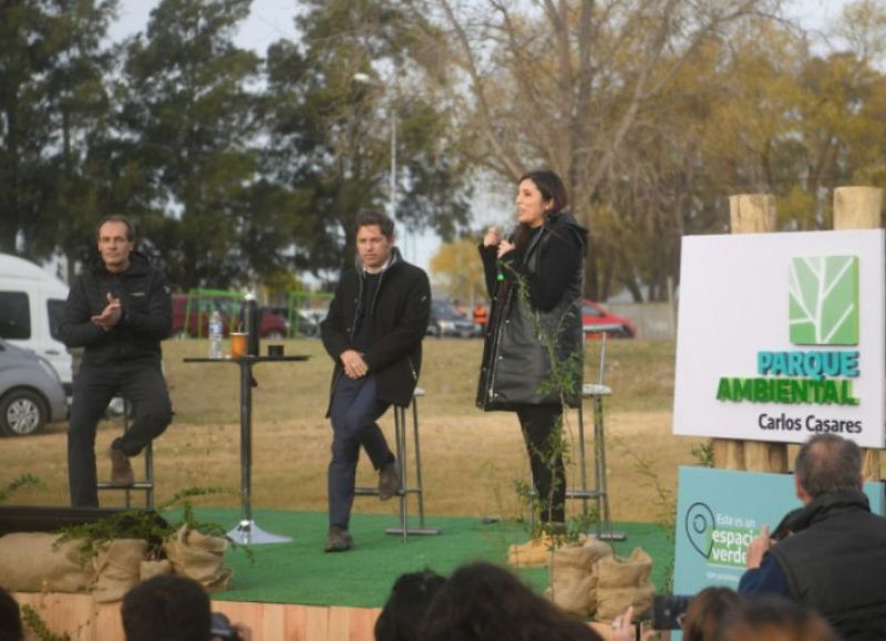El gobernador de la provincia de Buenos Aires, Axel Kicillof, encabezó esta tarde el acto de firma de convenios para la construcción de 56 nuevas viviendas y la puesta en marcha de un Parque Ambiental en el municipio de Carlos Casares.