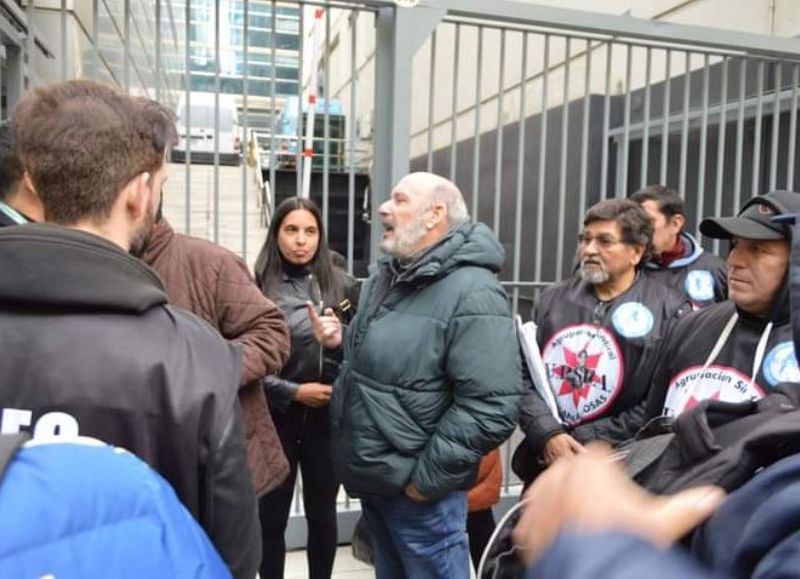 Leónidas Requelme, referente de la agrupación Juan Manuel de Rosas de la Unión Personal de Seguridad de la República Argentina (UPSRA), resaltó que cientos de compañeros se movilizaron al Ministerio de Trabajo.