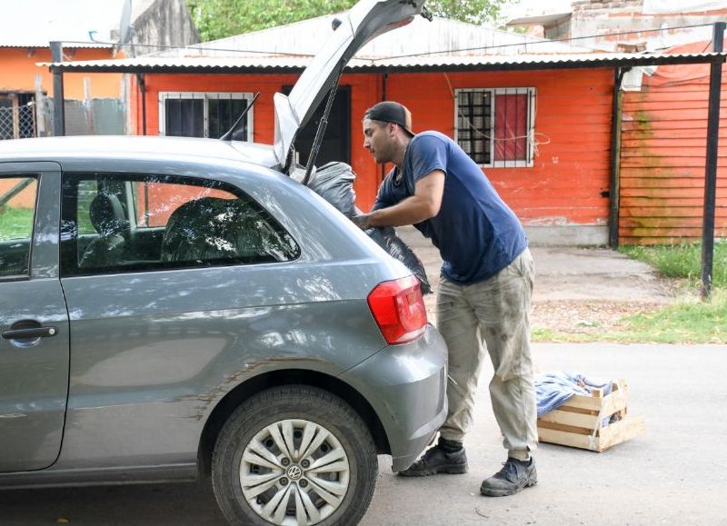 El joven con domiciliaria recolectó prendas de vestir y calzados.